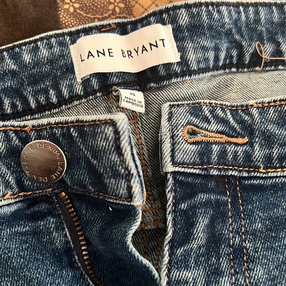 Lane Bryant size 20 frayed hem denim shorts - Picture 2 of 2